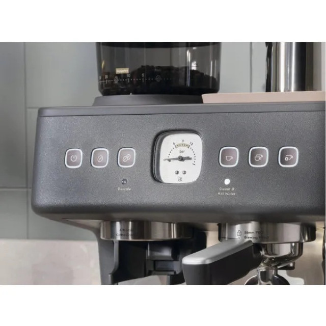 Кофеварка эспрессо Electrolux E8EC1-8BP